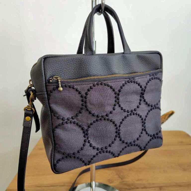 ミナペルホネン/2025tambourineタンバリンチャコール/スクエアー本革