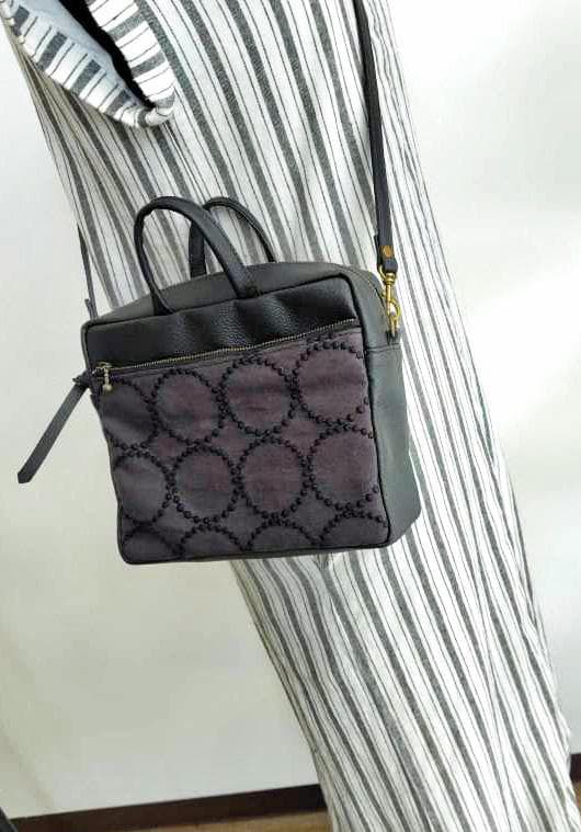 ミナペルホネン/2025tambourineタンバリンチャコール/スクエアー本革