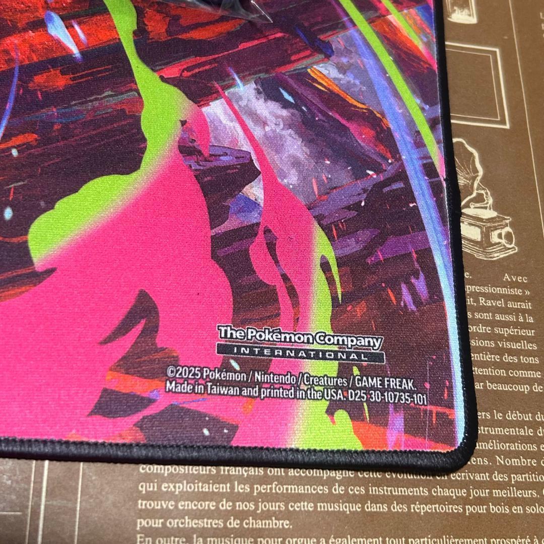 【海外限定】リザードン プレイマット & ダイス UPC 2025 【筒状配送】