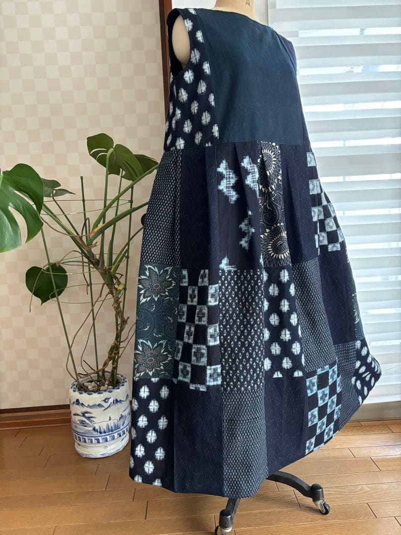 貴重な藍木綿絣を繋ぎ大人可愛いジャンバースカートに