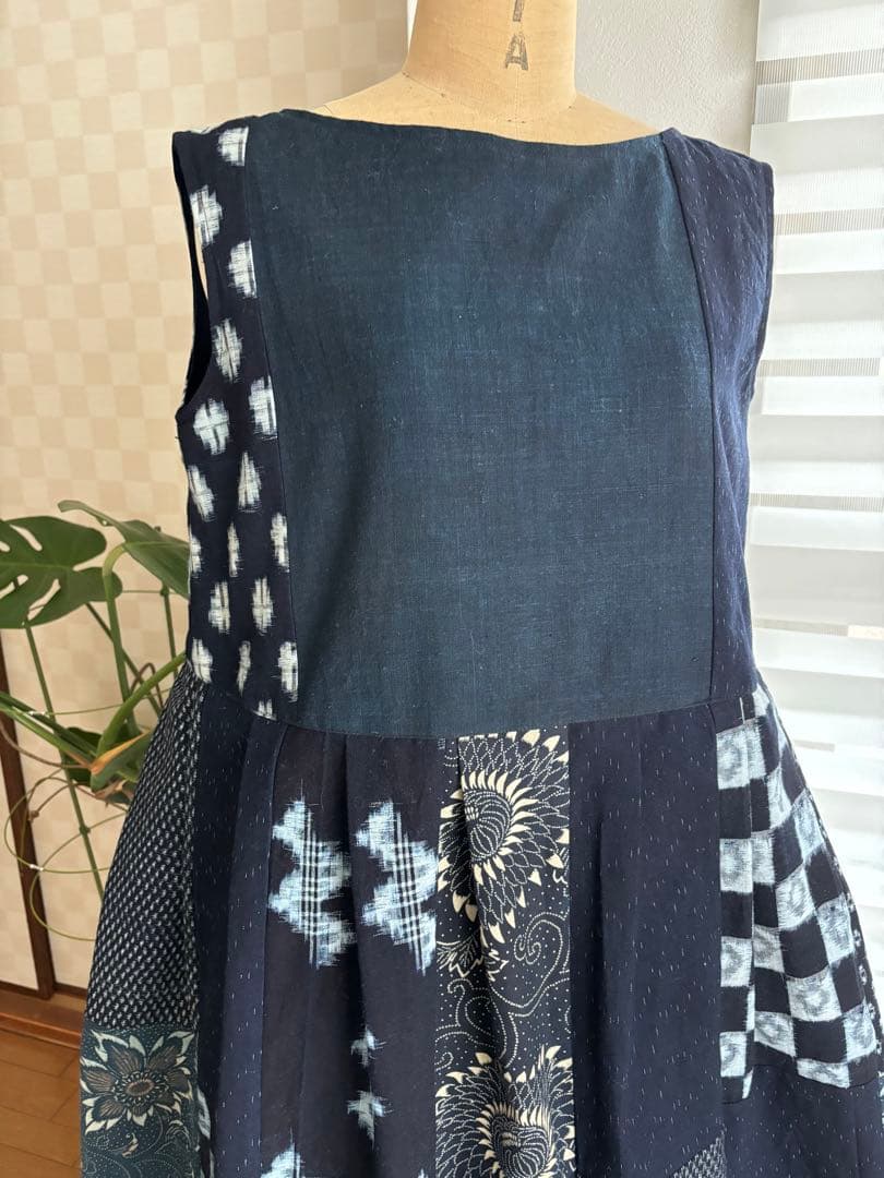 貴重な藍木綿絣を繋ぎ大人可愛いジャンバースカートに