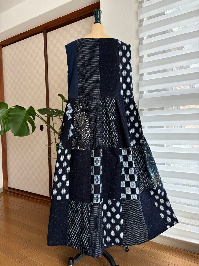 貴重な藍木綿絣を繋ぎ大人可愛いジャンバースカートに