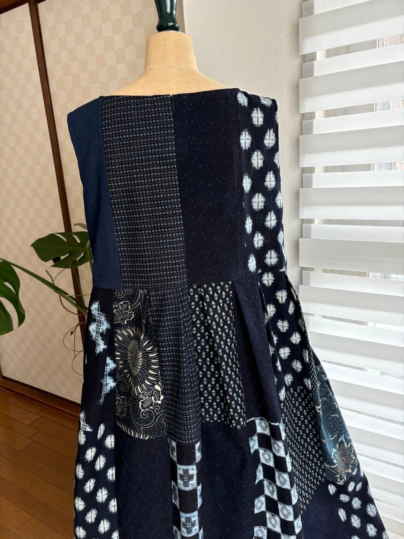 貴重な藍木綿絣を繋ぎ大人可愛いジャンバースカートに