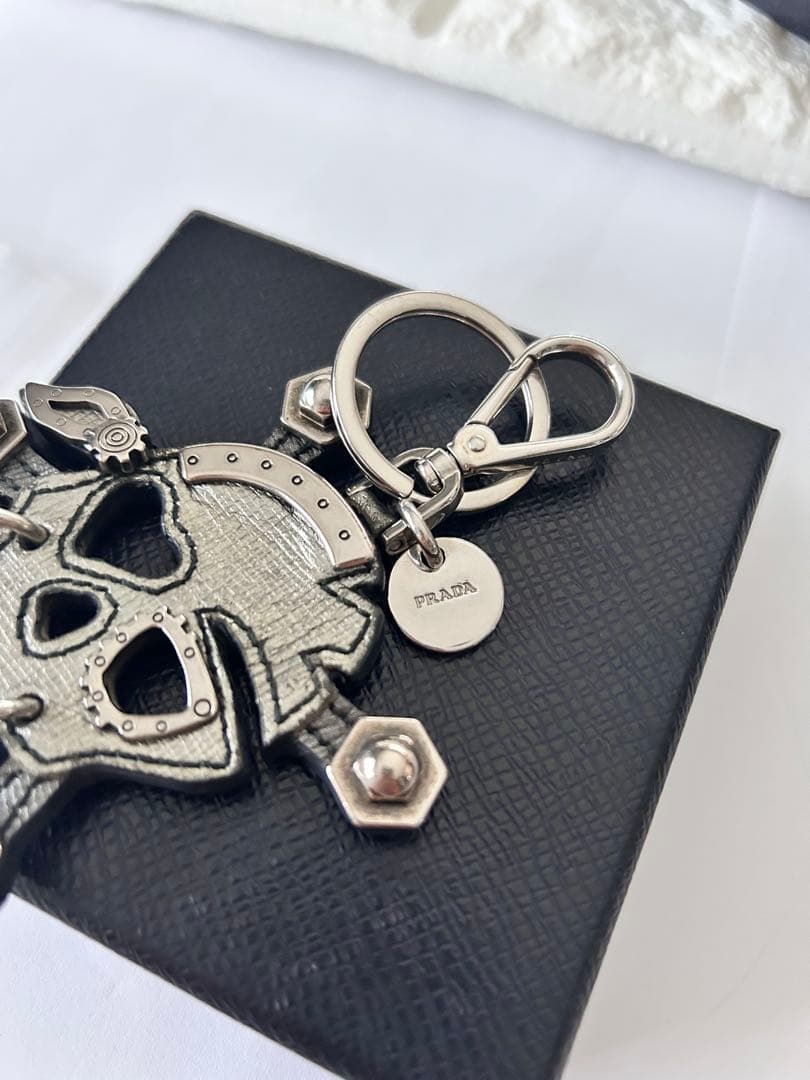 PRADA プラダ　スカルデザイン キーホルダー