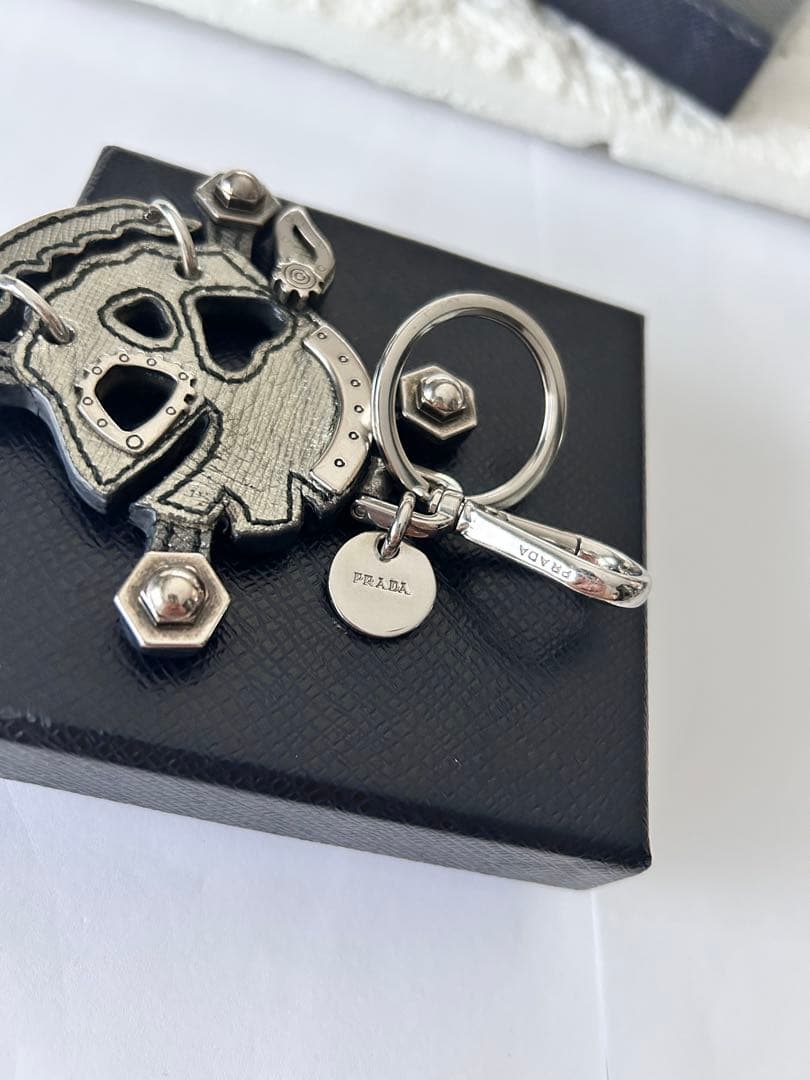 PRADA プラダ　スカルデザイン キーホルダー