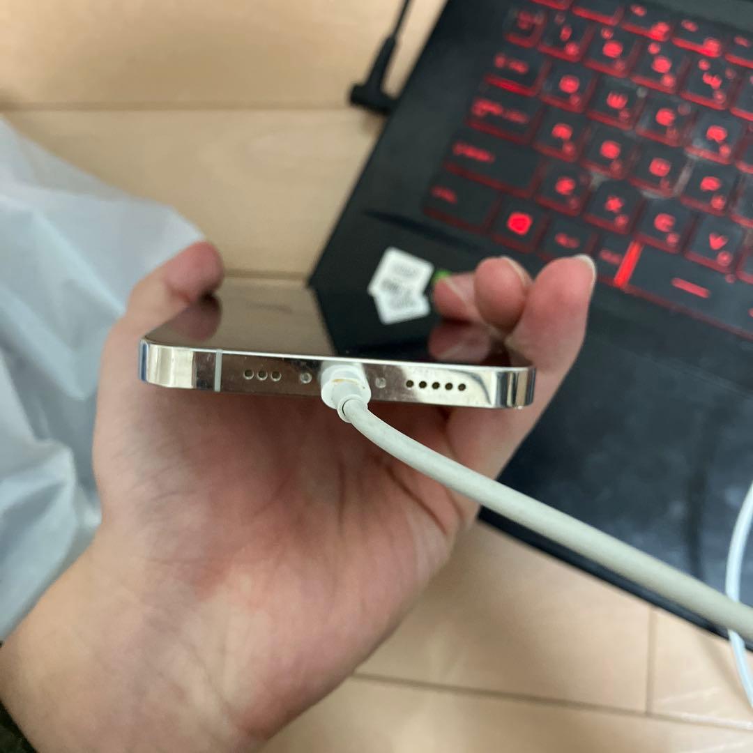 液晶傷なし iPhone 12 Pro 256GB simフリー