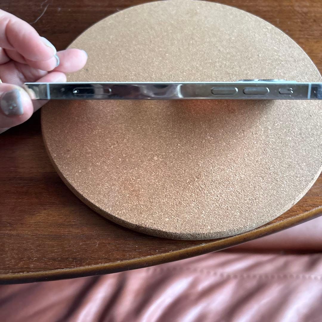 iPhone12Pro、ホワイト スマートフォン トリプルカメラ