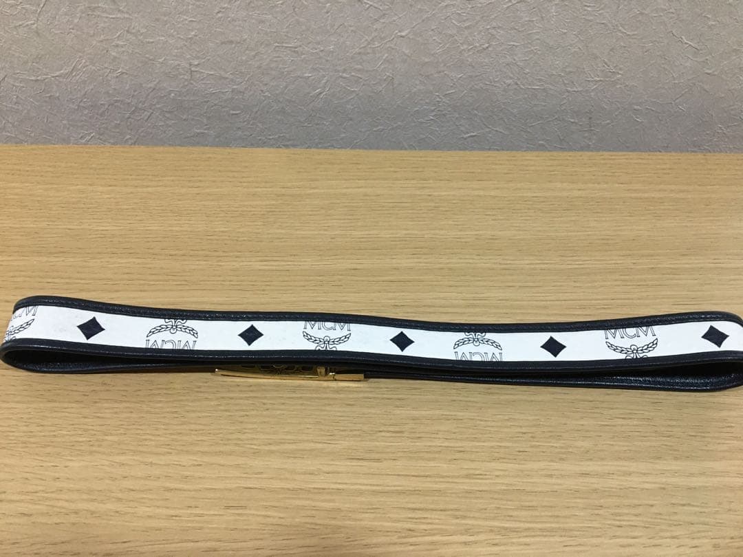 MCMのロゴ入りベルト