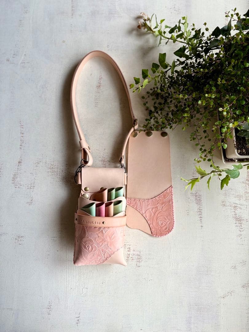 ヌメ革ナチュラル、ローズ型押しの蓋付きコンパクトシザーケース