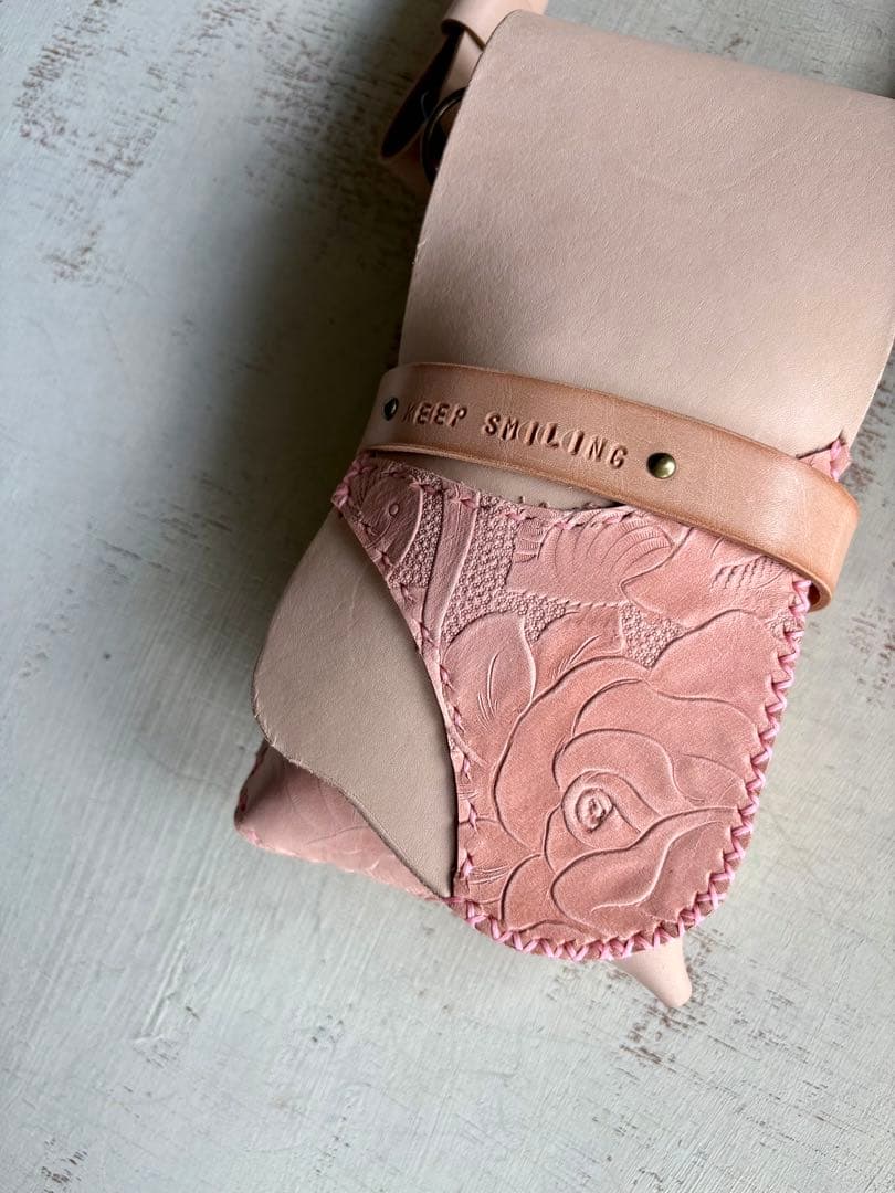 ヌメ革ナチュラル、ローズ型押しの蓋付きコンパクトシザーケース