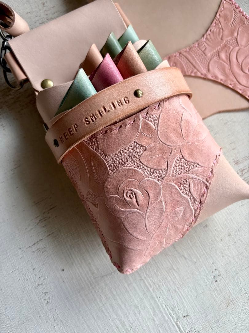 ヌメ革ナチュラル、ローズ型押しの蓋付きコンパクトシザーケース