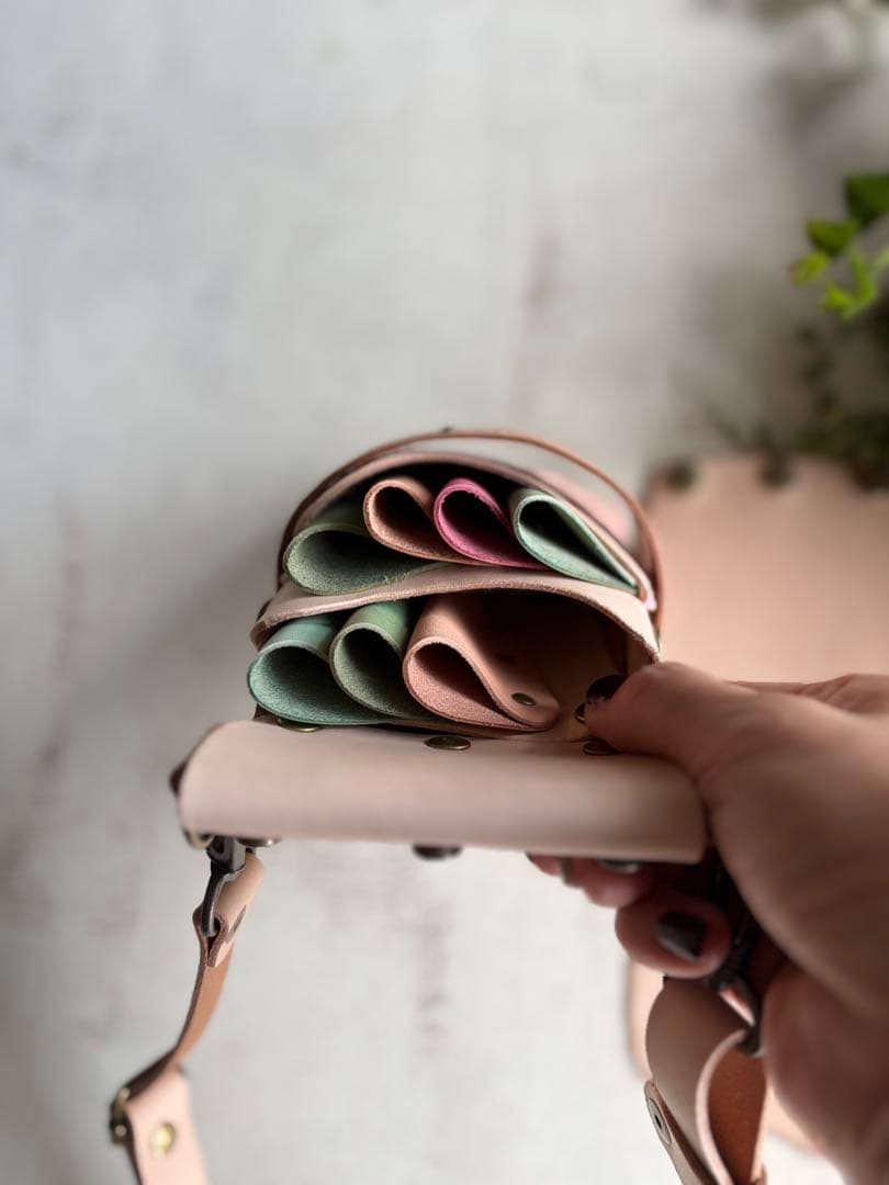 ヌメ革ナチュラル、ローズ型押しの蓋付きコンパクトシザーケース