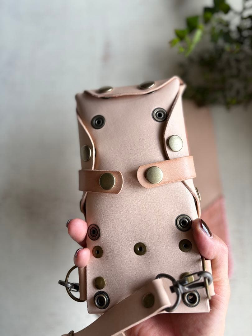 ヌメ革ナチュラル、ローズ型押しの蓋付きコンパクトシザーケース