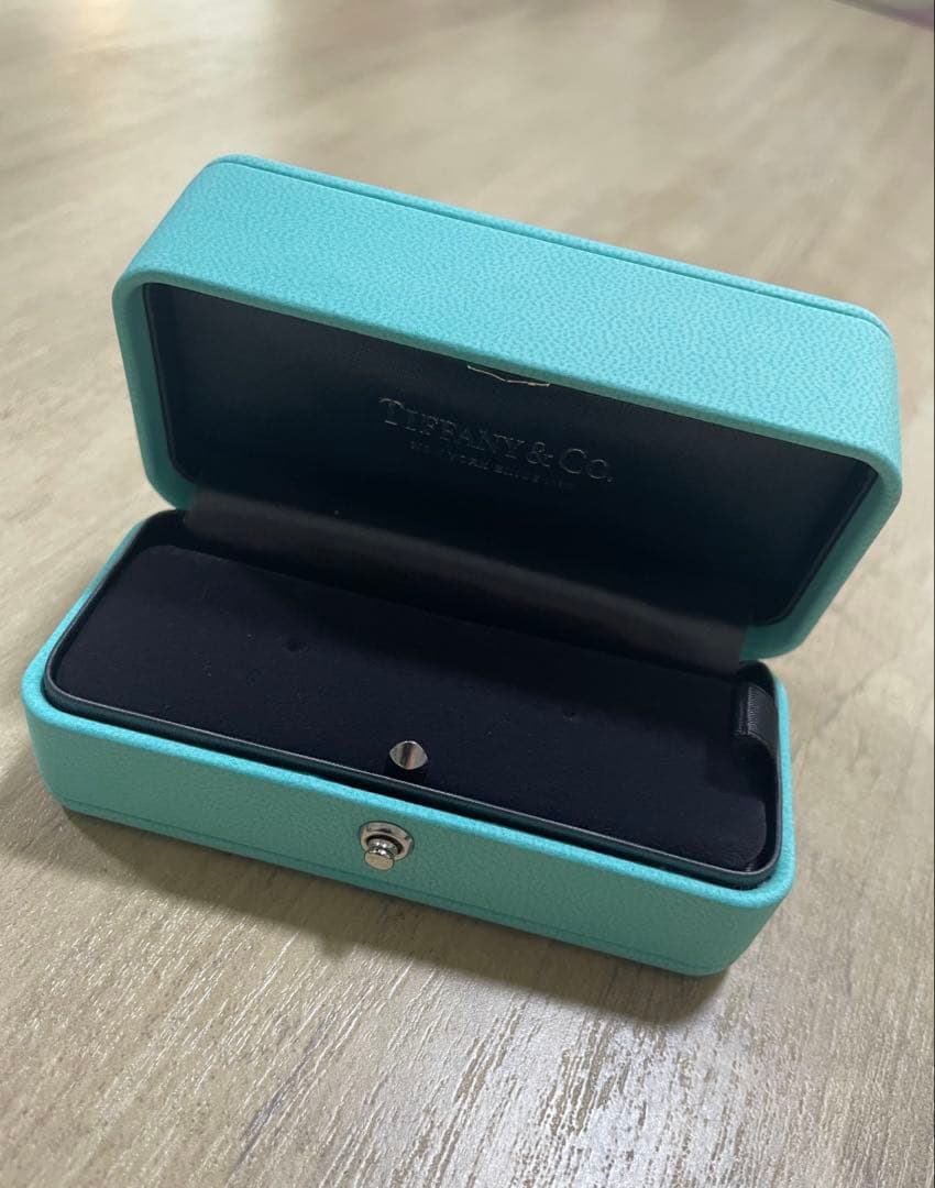 Tiffany & Co. ソリティア ダイヤモンド ピアス (片方のみ)