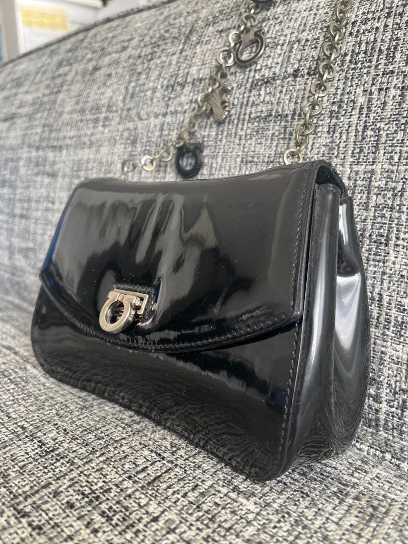 希少 フェラガモ エナメル ミニバッグ ポシェット 黒 ビンテージ