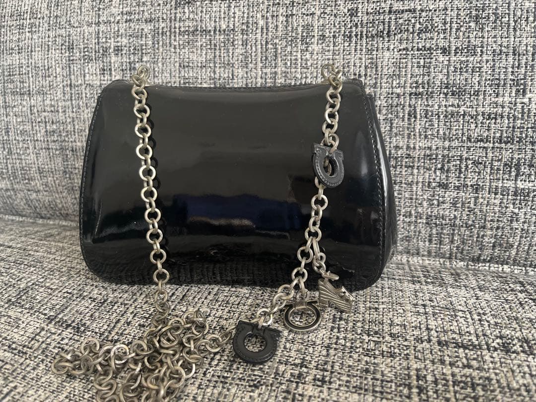 希少 フェラガモ エナメル ミニバッグ ポシェット 黒 ビンテージ