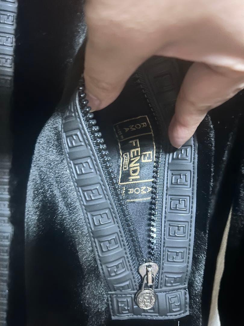 値下げ FENDI ファーリバーシブルコート ブラック 42 値下げしています。