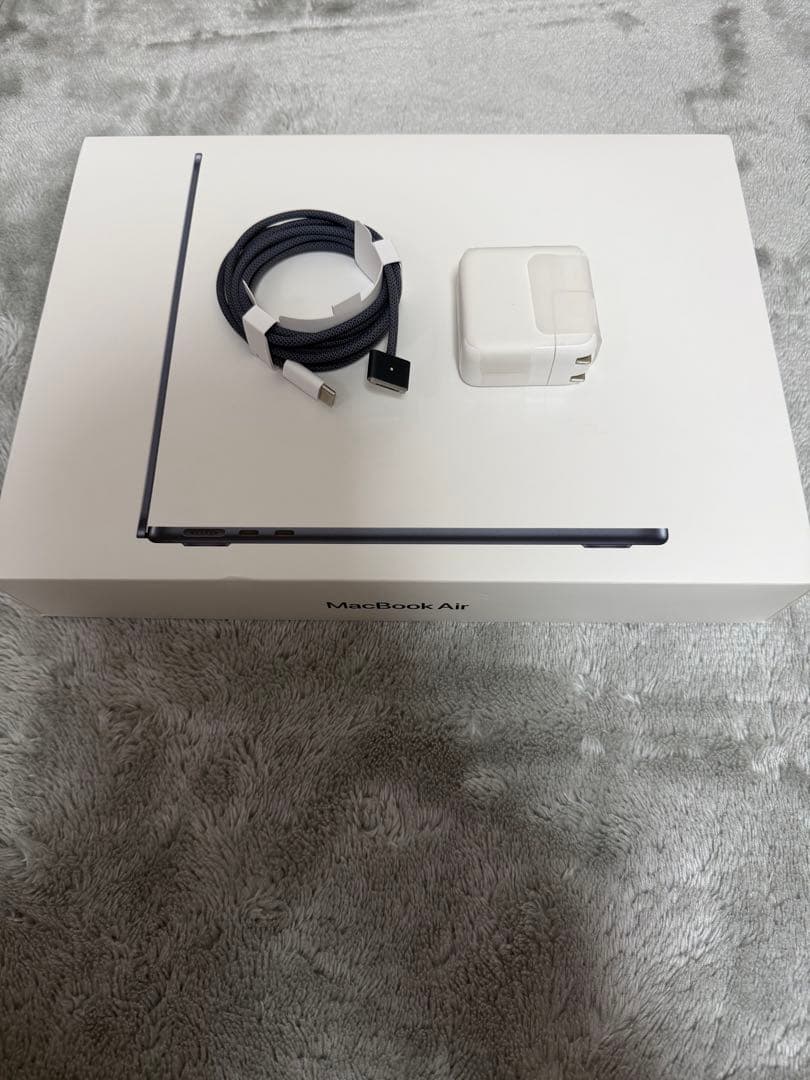 美品のMacBook Air M2 2022年13.6インチ256GB、8GB