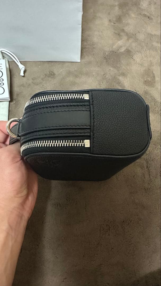 LOEWE ブラックレザーショルダーバッグ