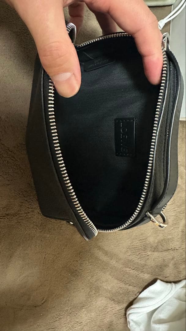 LOEWE ブラックレザーショルダーバッグ