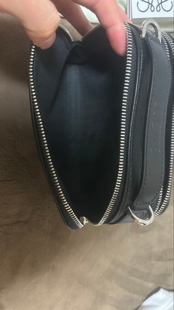 LOEWE ブラックレザーショルダーバッグ