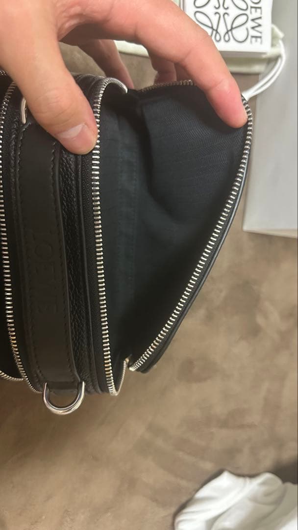 LOEWE ブラックレザーショルダーバッグ