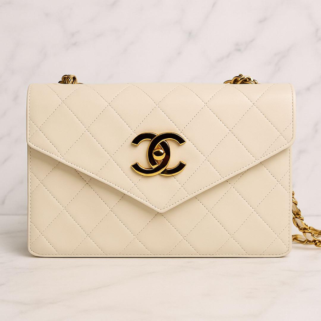 CHANEL（シャネル）のヴィンテージショルダーバッグ、ホワイトラムスキン