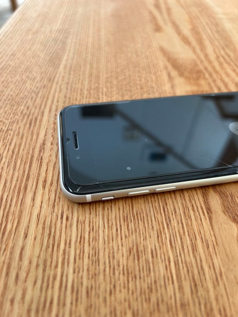 Apple iPhone SE (第2世代) ホワイト 本体