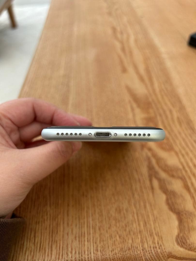 Apple iPhone SE (第2世代) ホワイト 本体