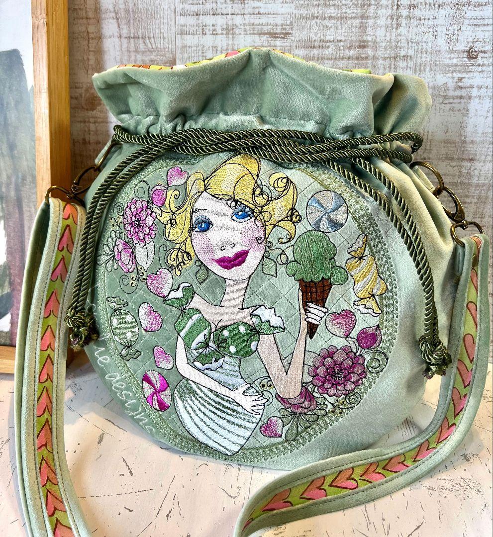 ロラライハリス♡ライトグリーンベルベット♡刺繍の丸い巾着ショルダーバッグ