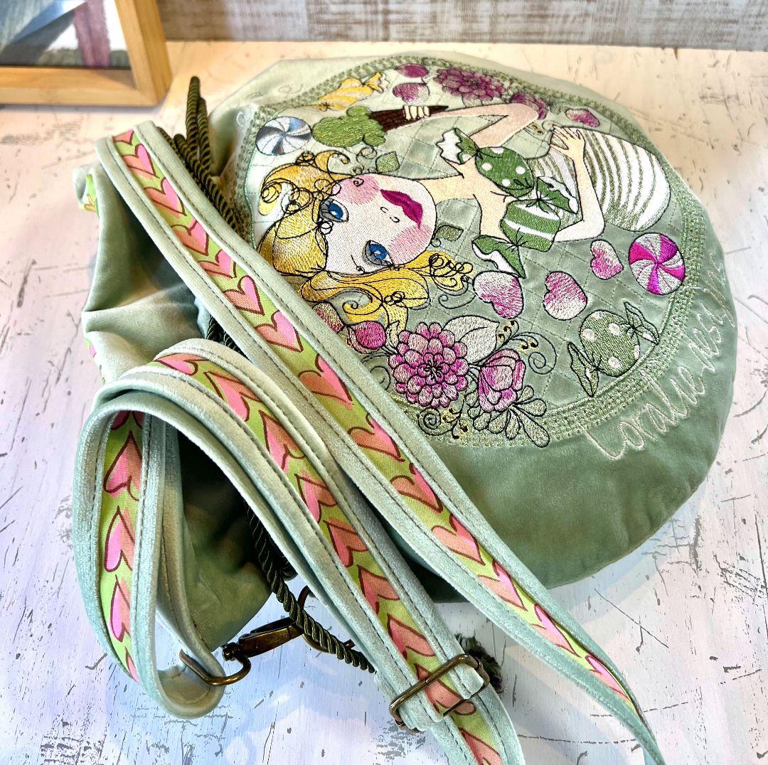 ロラライハリス♡ライトグリーンベルベット♡刺繍の丸い巾着ショルダーバッグ