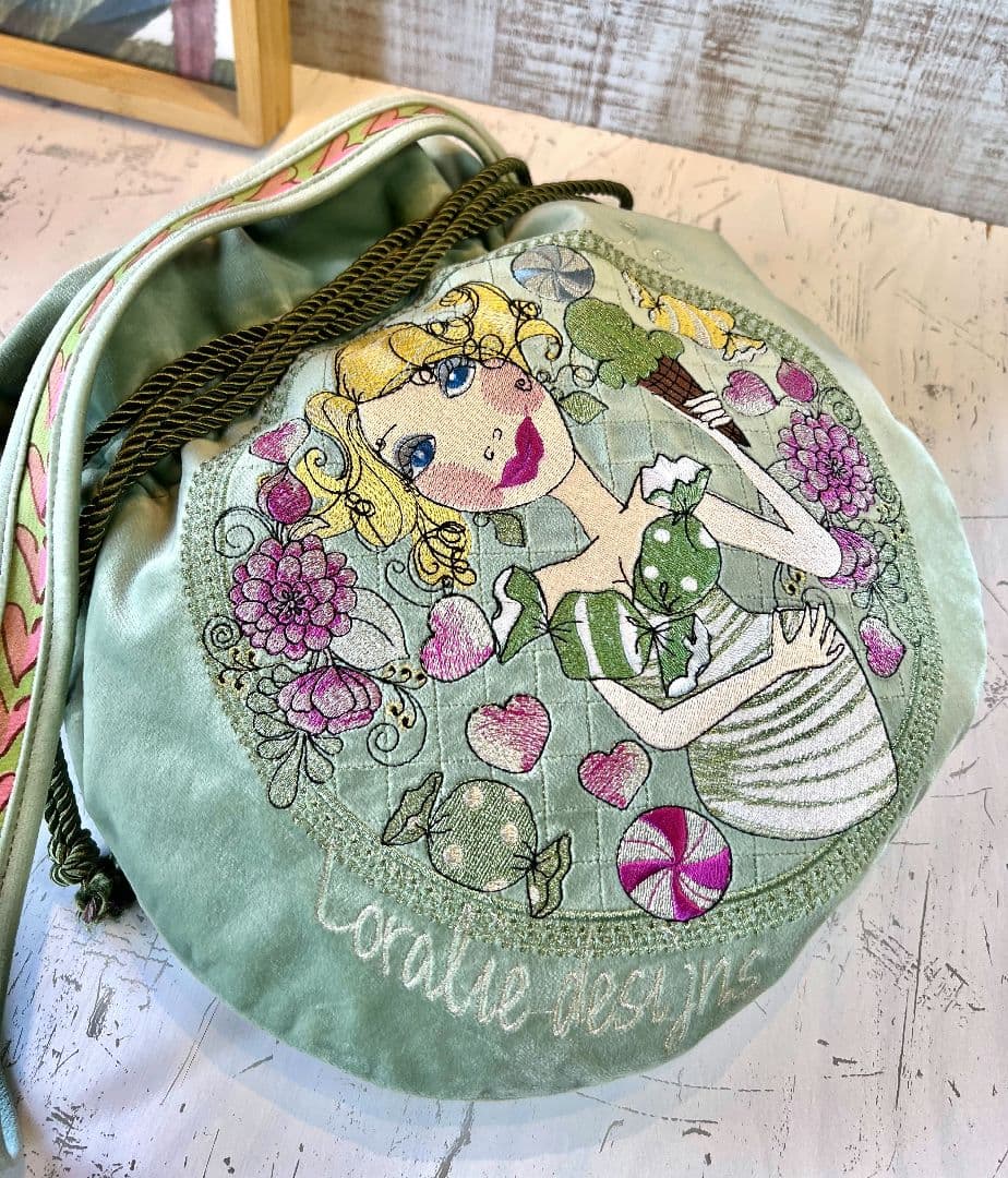 ロラライハリス♡ライトグリーンベルベット♡刺繍の丸い巾着ショルダーバッグ