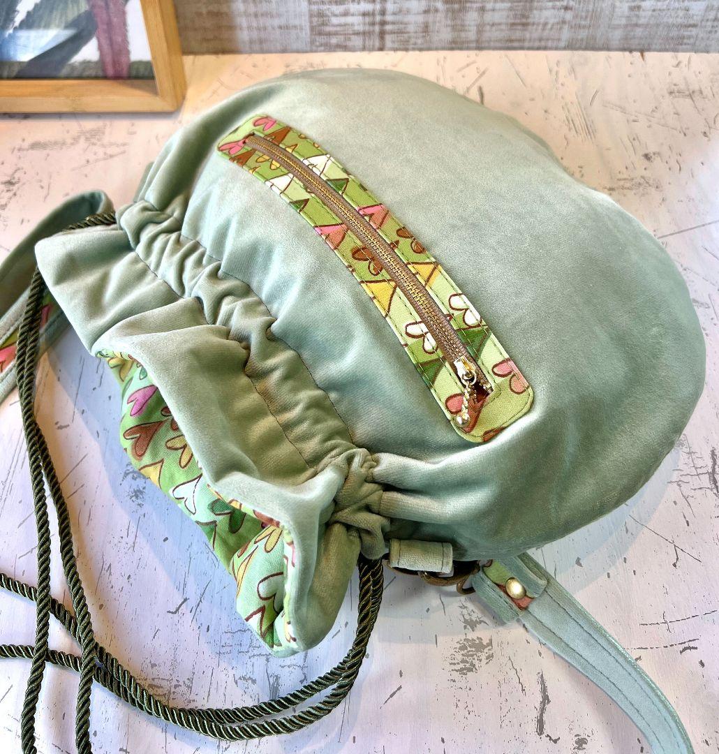 ロラライハリス♡ライトグリーンベルベット♡刺繍の丸い巾着ショルダーバッグ