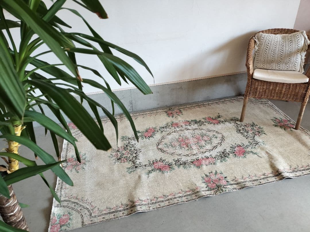 大きめ/ベージュとローズピンクの上品なバラのラグ　No.699