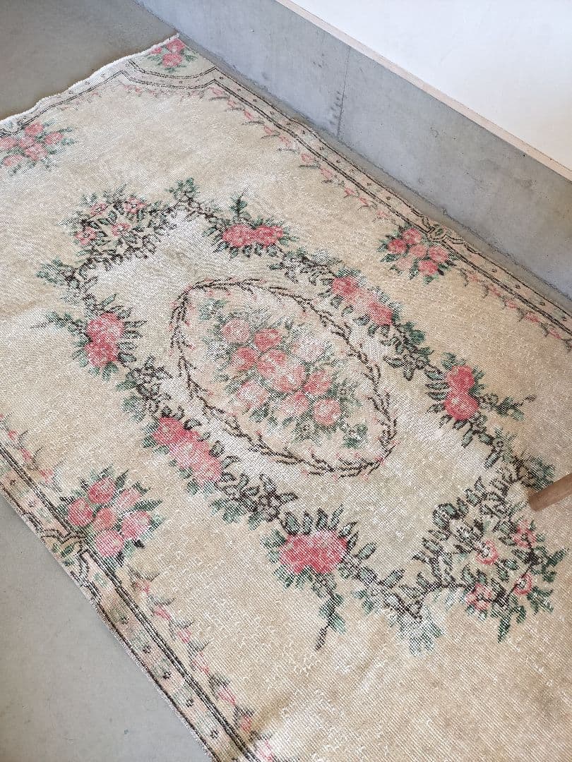 大きめ/ベージュとローズピンクの上品なバラのラグ　No.699