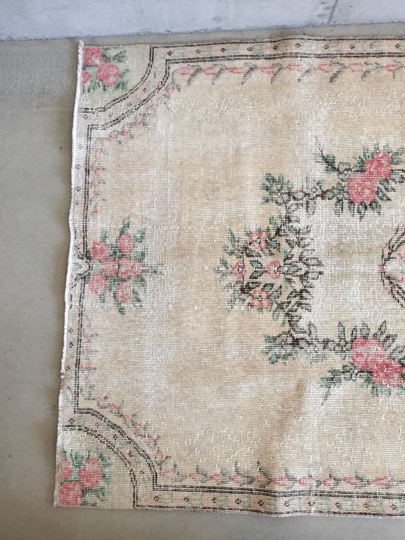 大きめ/ベージュとローズピンクの上品なバラのラグ　No.699