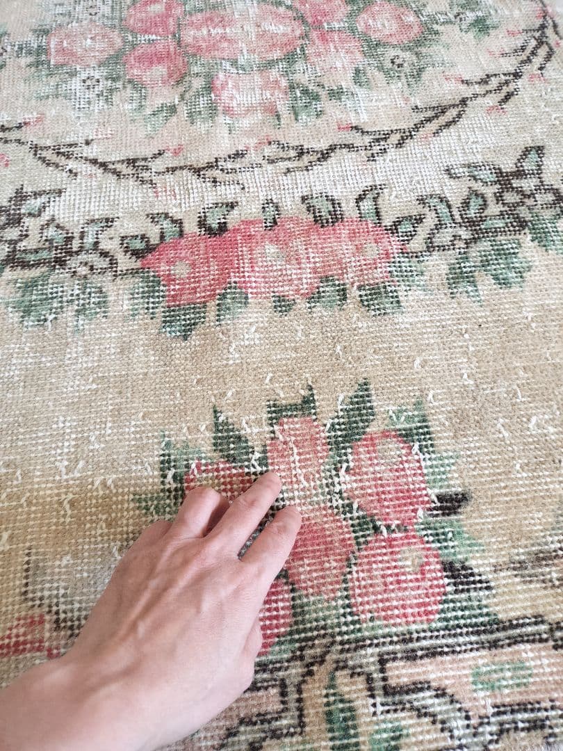 大きめ/ベージュとローズピンクの上品なバラのラグ　No.699