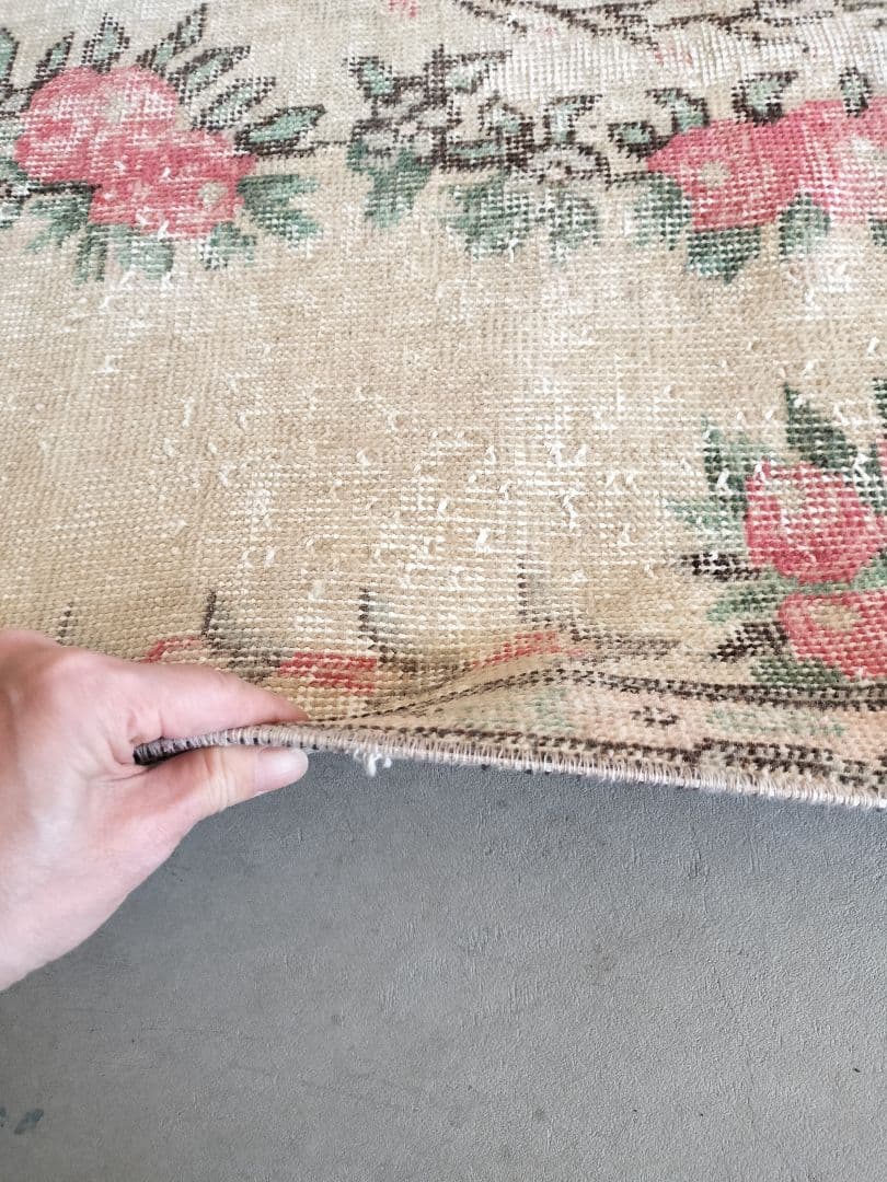 大きめ/ベージュとローズピンクの上品なバラのラグ　No.699