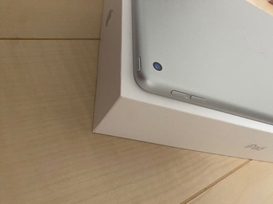 Apple iPad 第7世代 シルバー Wi-Fi 極美品 付属品未使用