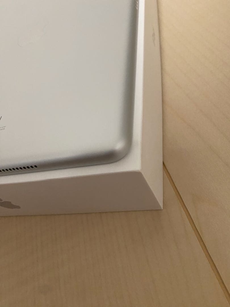 Apple iPad 第7世代 シルバー Wi-Fi 極美品 付属品未使用