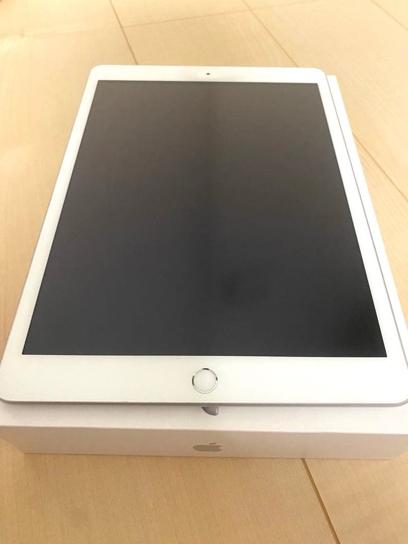 Apple iPad 第7世代 シルバー Wi-Fi 極美品 付属品未使用