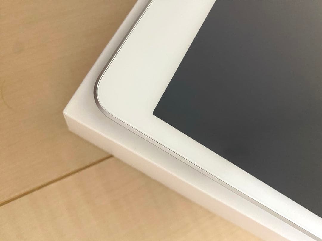 Apple iPad 第7世代 シルバー Wi-Fi 極美品 付属品未使用