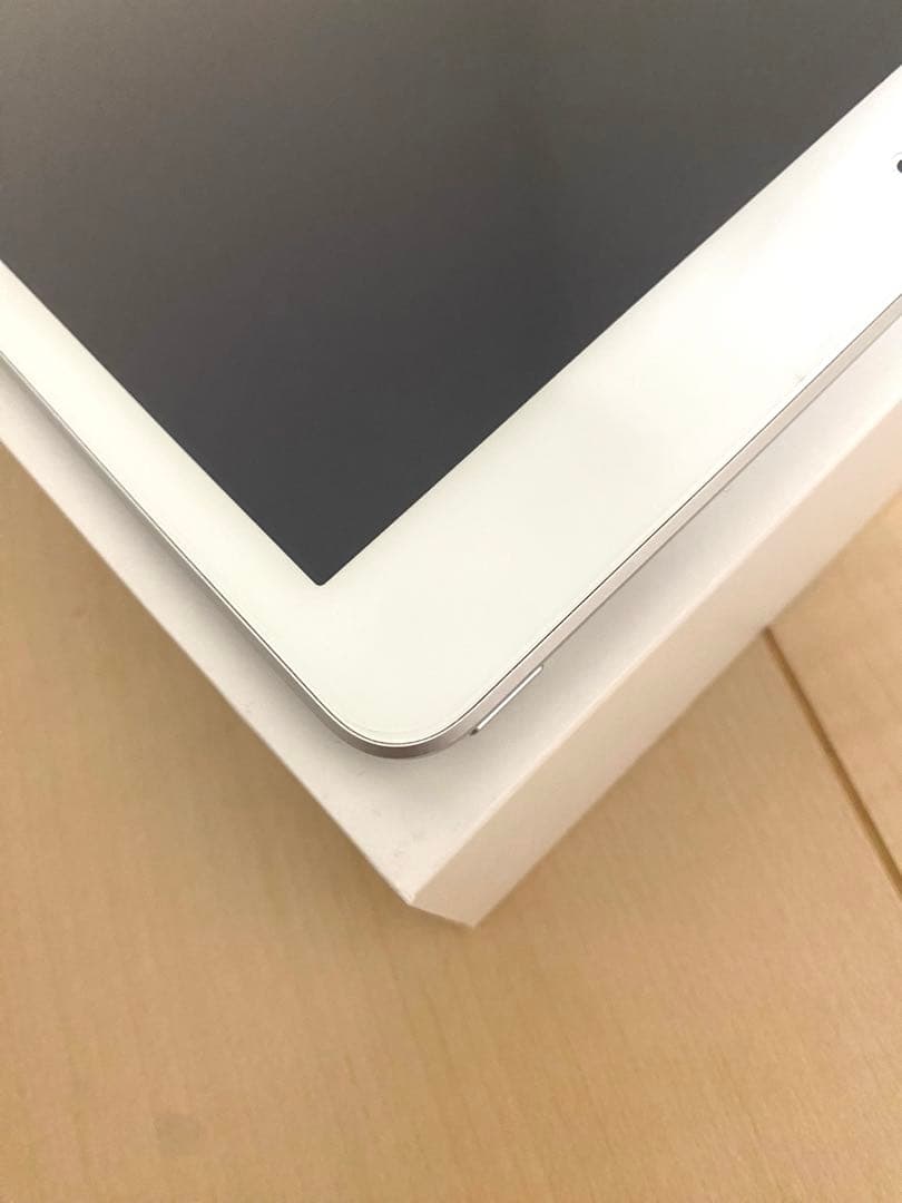 Apple iPad 第7世代 シルバー Wi-Fi 極美品 付属品未使用
