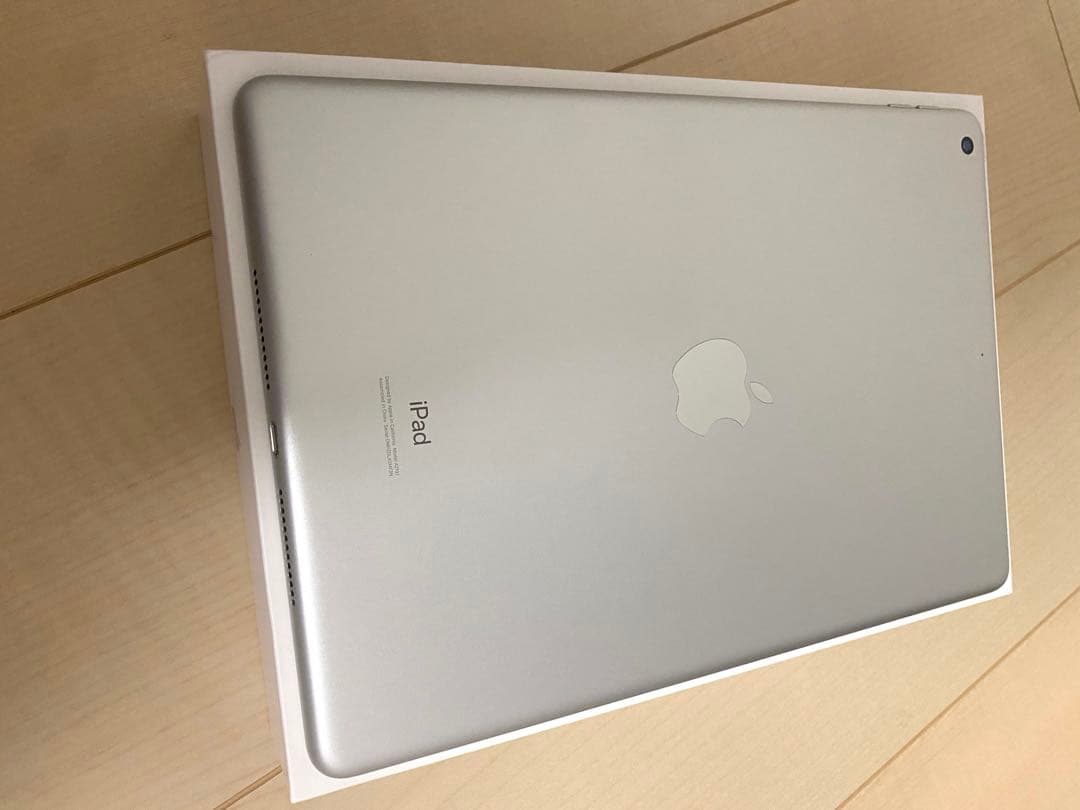 Apple iPad 第7世代 シルバー Wi-Fi 極美品 付属品未使用