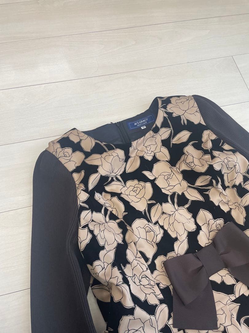 土日限定お値下げ　エムズグレイシー　お袖リブ花柄がエレガントなワンピース　44