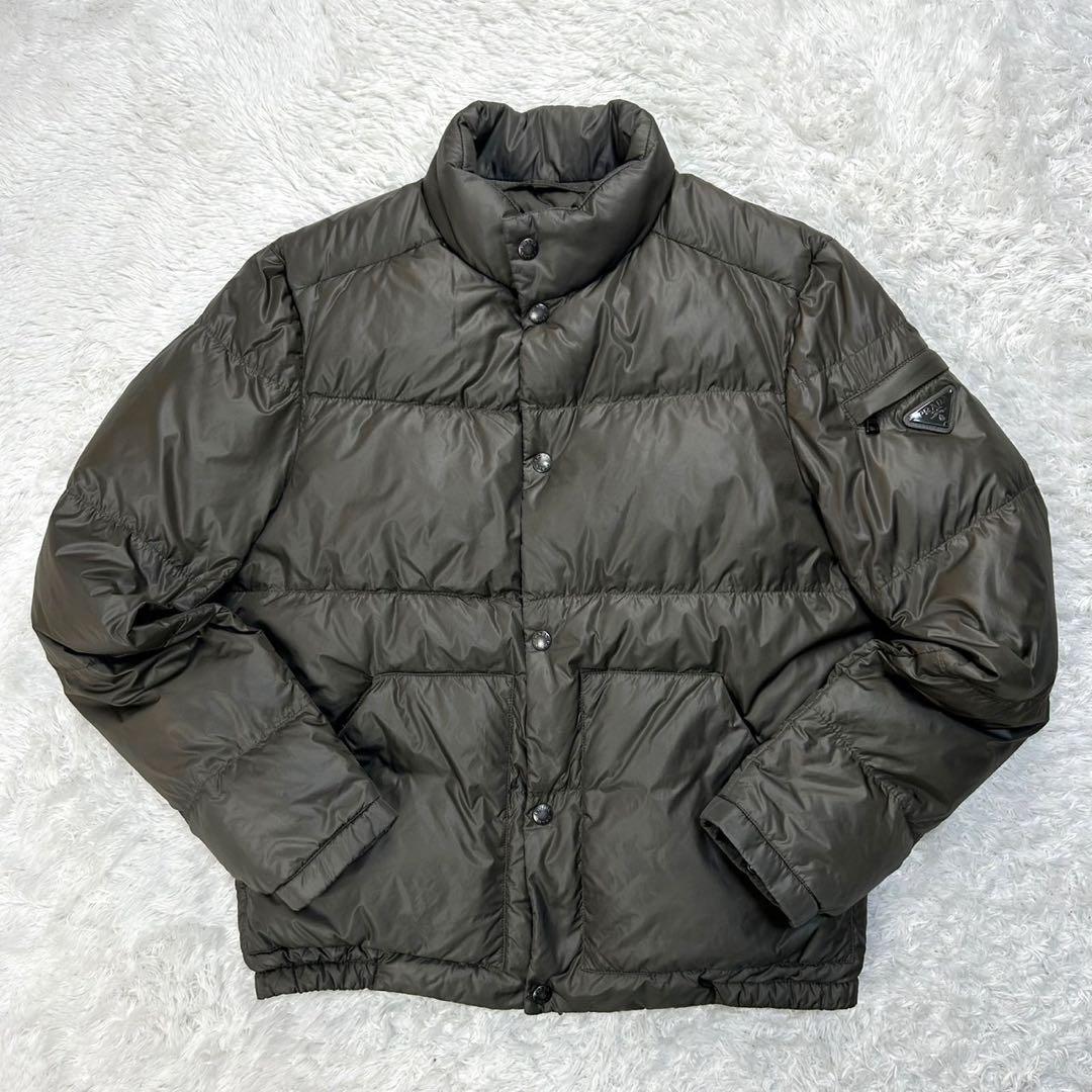 5685【希少カーキ・人気48サイズ】プラダ‪☆三角プレートロゴ入りダウン