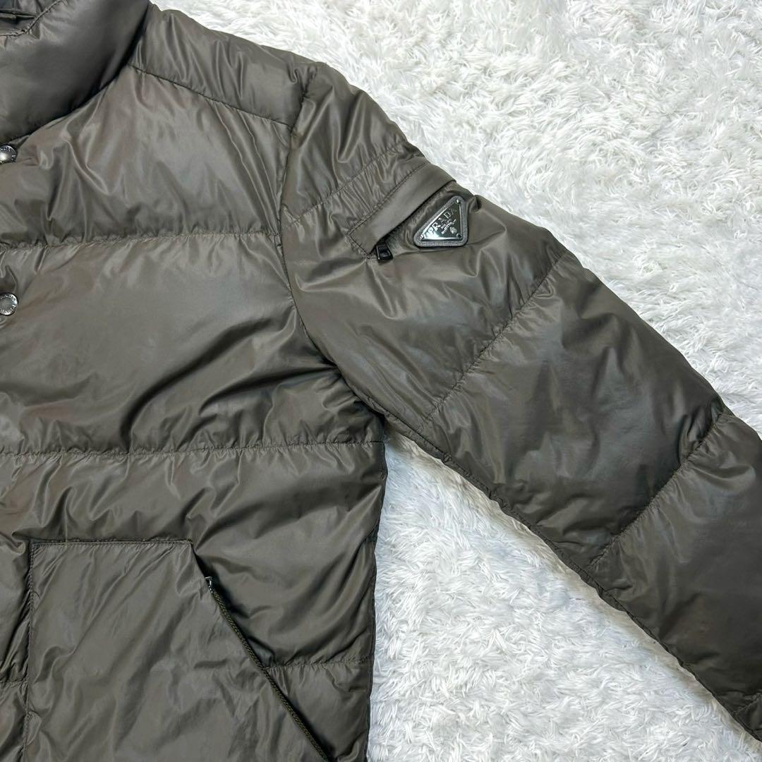 5685【希少カーキ・人気48サイズ】プラダ‪☆三角プレートロゴ入りダウン
