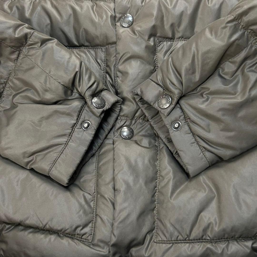 5685【希少カーキ・人気48サイズ】プラダ‪☆三角プレートロゴ入りダウン