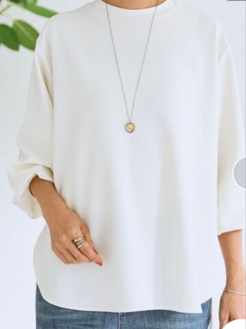 ビアズリー　 ホワイト長袖トップス スリット・タックデザイン