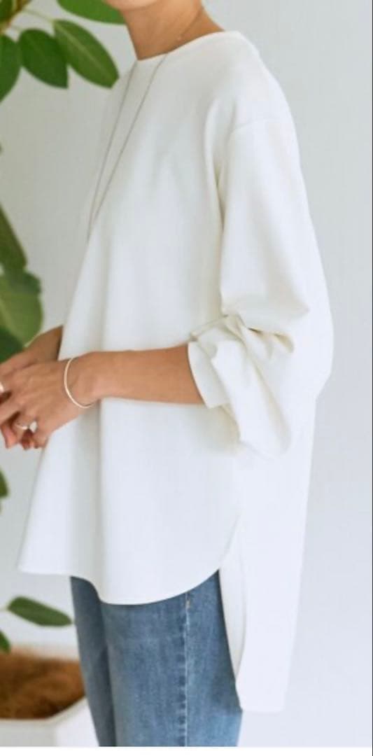 ビアズリー　 ホワイト長袖トップス スリット・タックデザイン